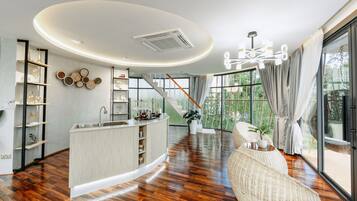 Vila superluxo | Área de estar | TV de tela plana 55 polegadas com canais digitais, TV, impressoras