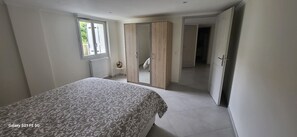 3 chambres, fer et planche à repasser, Wi-Fi, draps fournis