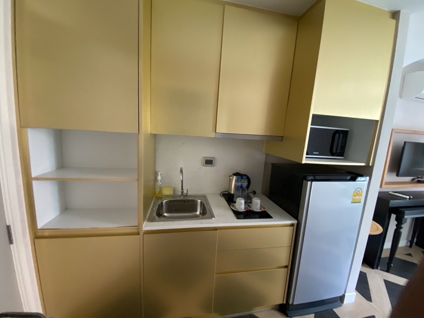 Standard Studio | Dapur peribadi | Peti sejuk, ketuhar gelombang mikro, dapur, cerek elektrik 