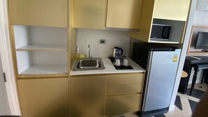 Standard Studio | Private kitchen | Fridge, microwave, stovetop, electric kettle - Espana Resort Pattaya Jomtien Beach (Pattaya)