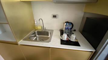 Studio Standar | Dapur pribadi | Lemari es, microwave, kompor, dan ketel listrik