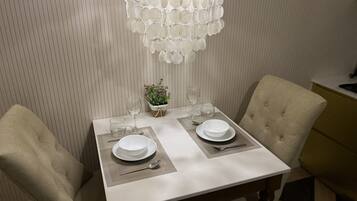 Apartemen Superior | Area keluarga | Televisi LED 32-inci dengan saluran TV digital dan TV