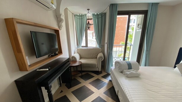Standard Studio | Egyptian cotton sheets, premium bedding, free minibar items, free WiFi - Espana Resort Pattaya Jomtien Beach (Pattaya)