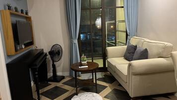 Apartemen Superior | Area keluarga | Televisi LED 32-inci dengan saluran TV digital dan TV