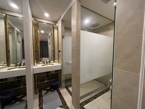 Superior Apartment | Bathroom | Shower, free toiletries, hair dryer, towels
