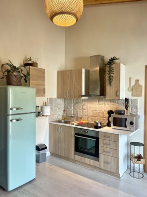 Kühlschrank, Ofen, Herdplatte, Wasserkocher