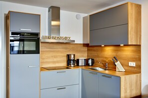 Een koelkast, een magnetron, een oven, een kookplaat