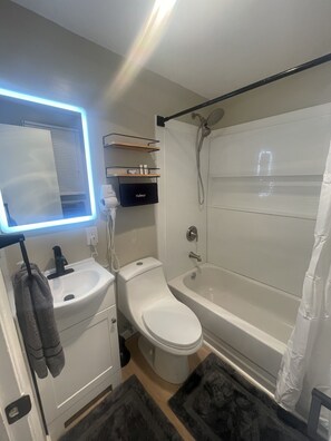 Secadora de cabello, toallas, papel de baño 