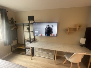 Bureau, fer et planche à repasser, Wi-Fi gratuit, draps fournis