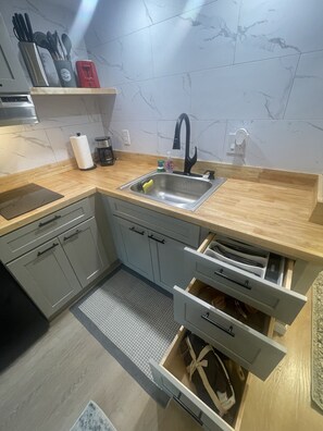 Kjøleskap, mikrobølgeovn, kaffetrakter/tekoker og brødrister