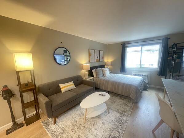 Escritorio, tabla de planchar con plancha, wifi gratis y ropa de cama 