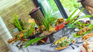 Una mesa de buffet con diversos platos y un centro de mesa decorativo.