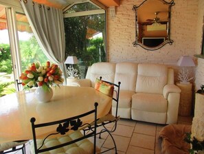 Televisión, libros, estéreo y monitor de computadora