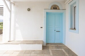 Exterior detail - Cycladic Blue Andros (Γαύριο)