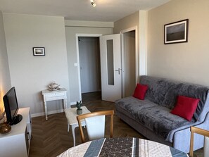 TV - Studio cabin with parking near the beach (Le Home Varaville)