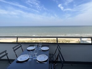 Outdoor dining - Studio cabin with parking near the beach (Le Home Varaville)
