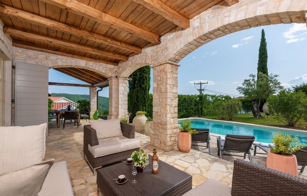 Outdoor dining - Amazing home in Sovinjak with WiFi (Sovinjak)