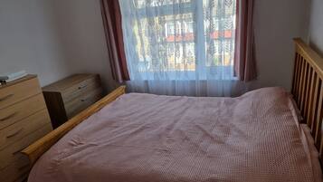 2 bedrooms, iron/ironing board, free WiFi, bed sheets