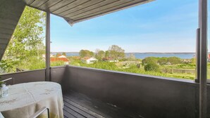 Un balcón con vistas a un lago y casas.