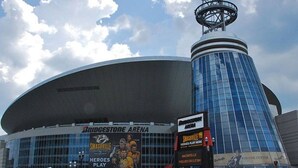 Bridgestone Arena mit großer Glasfassade, einem markanten Turm und Werbung für die Nashville Predators.