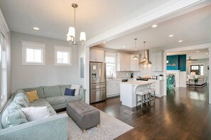 Smart TV - City Views | Walk to Dining & Nissan Stadium (NASHVILLE)