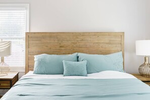 4 bedrooms, iron/ironing board, free WiFi, bed sheets - Southern Charm: Downtown, Walk to Farmers Market & Printers Alley! (NASHVILLE)