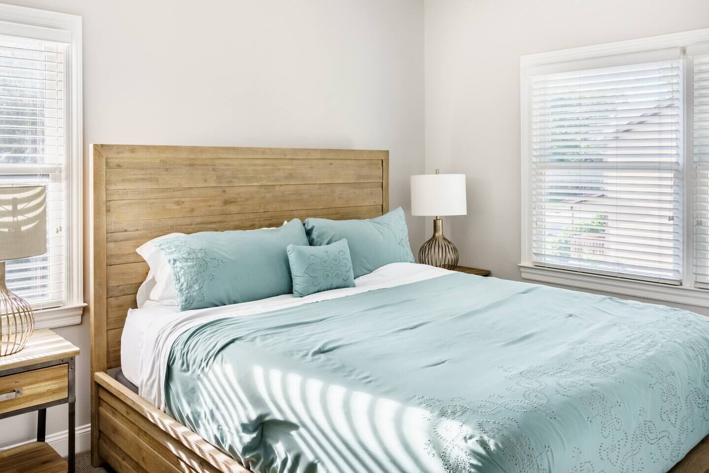 4 bedrooms, iron/ironing board, WiFi (free), bed sheets