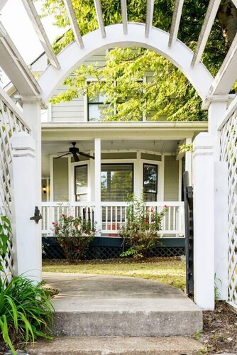 Walk to Broadway · Sleeps 12 · Hope Gardens