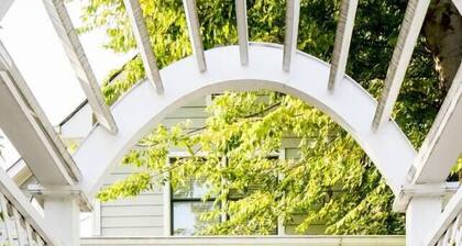 Walk to Broadway · Sleeps 12 · Hope Gardens
