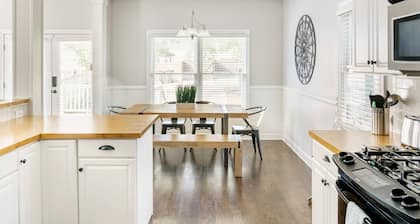 Southern Charm: Downtown, Walk to Farmers Market & Printers Alley!