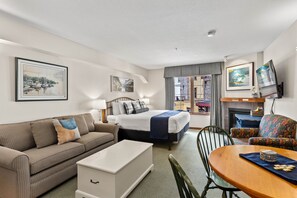 Una televisión, una chimenea, un reproductor de DVD