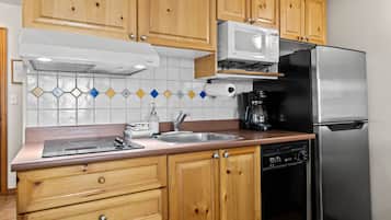 Frigorífico, microondas, placa de cocina y lavavajillas