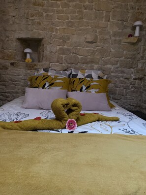 1 sovrum, strykjärn/strykbräda och sängkläder