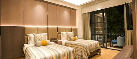 Business Twin Room, Smoking, City View | Peralatan tempat tidur premium, dihias secara berasingan 