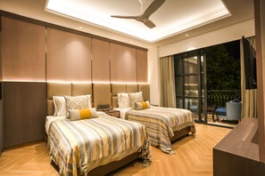 Habitación empresarial con 2 camas individuales, para fumadores, vista a la ciudad | Ropa de cama de alta calidad y decoración personalizada 