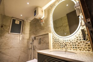 Regadera, amenidades de baño gratuitas, secadora de cabello, pantuflas