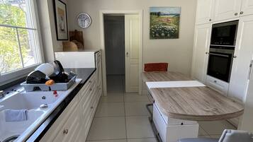 Vila Basic | Dapur bersama | Lemari es besar, microwave, oven, dan kompor