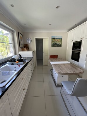 Vila Basic | Dapur bersama | Lemari es besar, microwave, oven, dan kompor