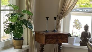 Televisi layar datar 43-inci dengan saluran TV digital dan TV