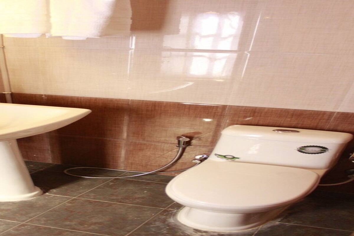 shower, rainfall showerhead, free toiletries, towels