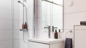 Secadora de cabello, toallas, jabón, papel de baño