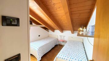 3 bedrooms, bed sheets