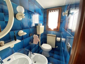 Dusj, hårføner, bidé og håndklær