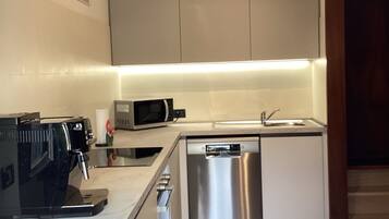 Kühlschrank, Mikrowelle, Ofen, Herdplatte