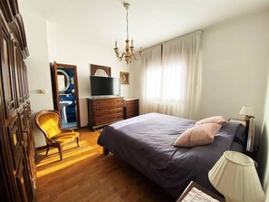 3 bedrooms, bed sheets - 200 meters from the sea is the ideal solution for families / groups of friends (Lido di Jesolo)