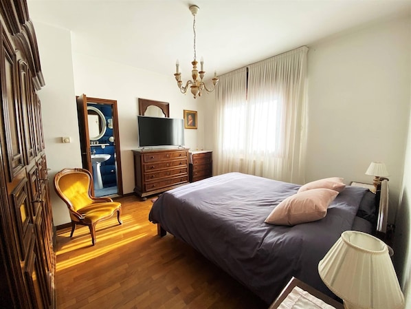 3 bedrooms, bed sheets