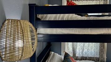 4 camere, una scrivania, ferro/asse da stiro, Wi-Fi gratuito