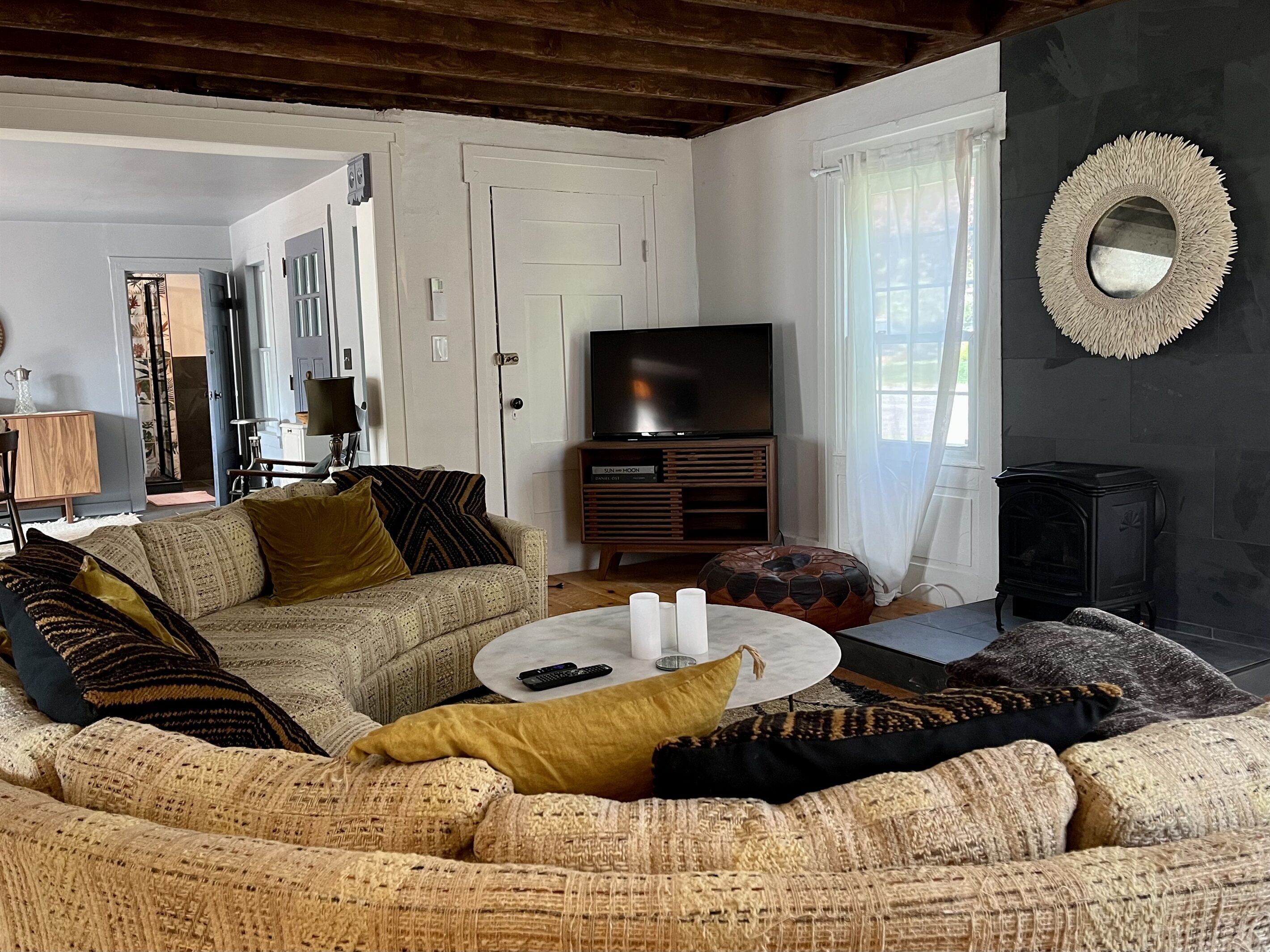 Smart TV, caminetto, libri