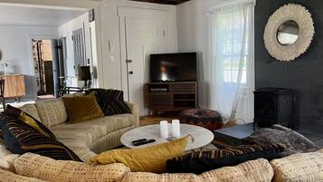 Smart TV, caminetto, libri