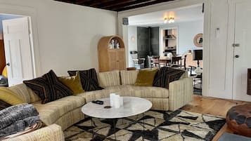 TV connectée, cheminée, livres